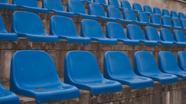Mavi boş stadyum koltukları.
