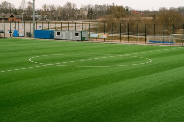 Boş futbol sahası aç. Yeşil çimenler. Bulutlu bir gün.
