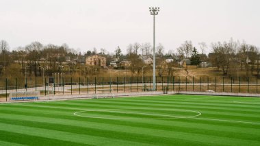 Boş futbol sahası aç. Yeşil çimenler. Bulutlu bir gün.