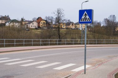 Yolun karşısındaki yaya geçidinde. Yol işaretleri ve işaretler. Kimse..