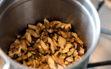 Metal kavanozda ceviz. Yukarıdan bak. Yakın plan..