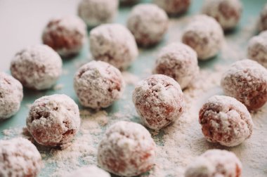 Yüzeyde unla kaplı köfteler var. Yemek pişirme süreci. Lezzetli yemekler. Yakın plan..