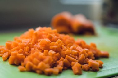 Doğranmış havuç. Yakın plan. Yemek pişirme süreci. Sağlıklı yemek..