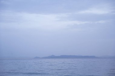 Bulutlu bir günde Atina 'daki Ege Denizi' nin güzel manzarası. Sisin içindeki adaların siluetleri. Hiç kimse. Yunanistan.
