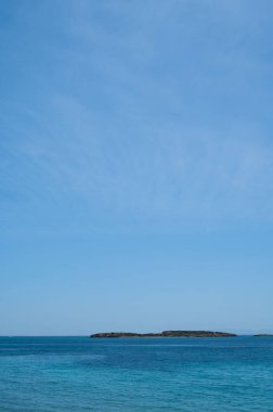 Güneşli yaz gününde Ege Denizi manzarası. Atina, Yunanistan. Adanın siluetleri.