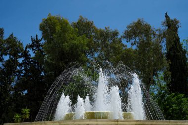 Sıcak bir yaz gününde şehir parkında bir çeşme. Taze soğuk su..