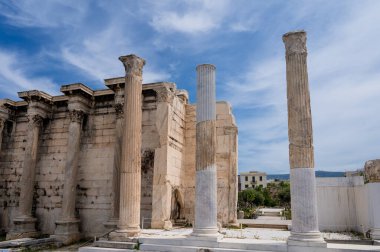 Yunanistan, Atina 'daki Hadrian Kütüphanesi. Duvar ve sütunların manzarası. Bulutlu gökyüzü. Antik mimari. Avrupa Tarihi.
