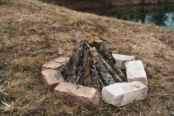 Ετοιμάζομαι Για Φωτιά Στοίβες Καυσόξυλων Κατασκήνωση Κοντά Στη Λίμνη Ξηρό — Φωτογραφία Αρχείου