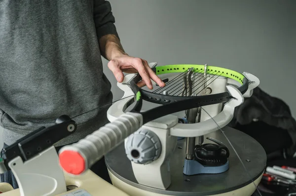 Close Tennis Racket Electronic Stringing Machine Process Replacement Synthetic Gut — Stock Photo, Image