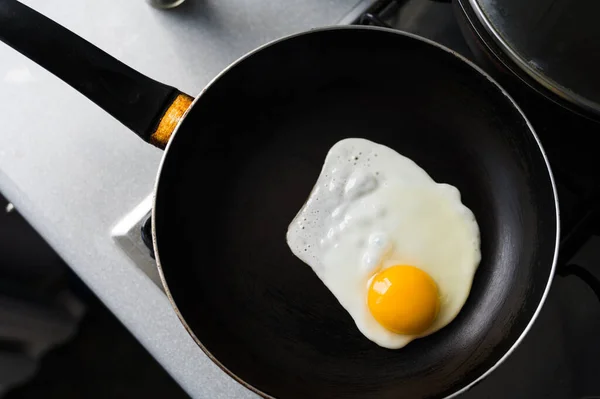 鸡蛋放在一个没有油的煎锅里煎 健康的早餐特写 从上面看 — 图库照片