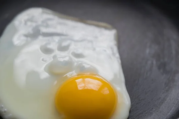 Ovo Frita Uma Panela Ato Fritar Sem Óleo Pequeno Almoço — Fotografia de Stock