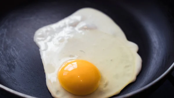 Uovo Viene Fritto Una Padella Senza Olio Colazione Sana Primo — Foto Stock