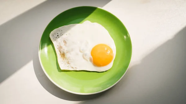 Oeuf Frite Fraîchement Cuit Est Assis Sur Une Assiette Verte — Photo