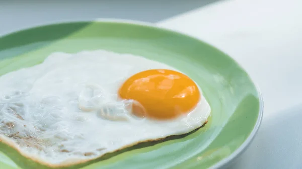 Ein Frisch Gekochtes Heißes Spiegelei Sitzt Auf Einem Grünen Teller — Stockfoto