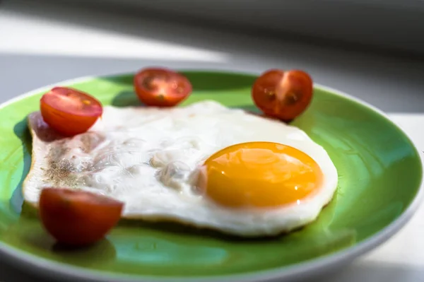 Ein Frisch Gekochtes Heißes Spiegelei Und Zwei Hälften Geschnittene Kirschtomaten — Stockfoto