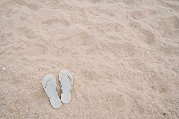 Slippers Het Zand Bovenaanzicht Ontspan Het Strand Zomervakantie — Stockfoto