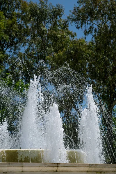 Una Fuente Parque Ciudad Cálido Día Verano Agua Fresca Fresca —  Fotos de Stock