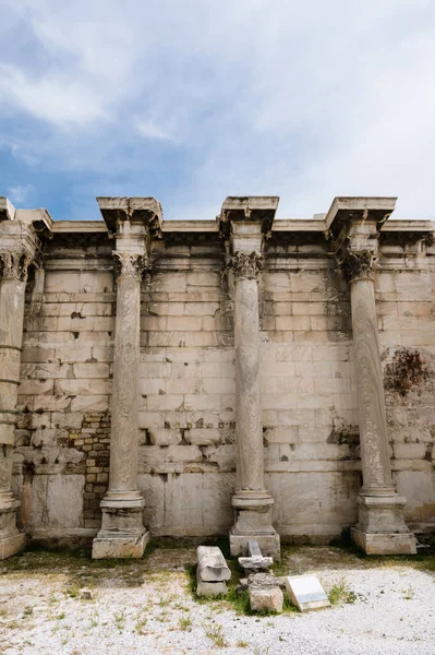 Hadrianus Bibliotek Aten Grekland Över Vägg Och Pelare Molnig Himmel — Stockfoto