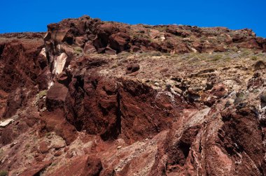 Santorini 'nin kızıl kumsalında büyük bir kaya kayalığı. Uzaylı manzarası.