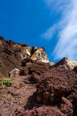 Santorini 'nin kızıl kumsalında büyük bir kaya kayalığı. Uzaylı manzarası.