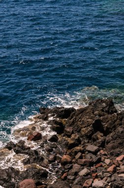 Denizin taş plajı. Dalgaların ve kayaların en üst görüntüsü. Yakın plan. Doğa arkaplanı.
