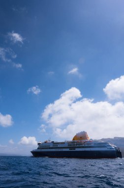 Yunanistan 'ın Ege Denizi' ndeki Santorini adası yakınlarındaki bir yolcu gemisinde. İskeleye giden feribot. Deniz yoluyla ulaşım.