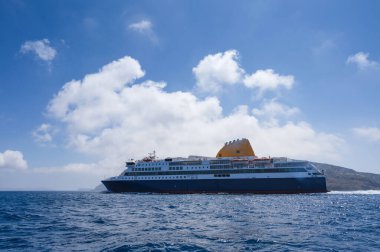 Yunanistan 'ın Ege Denizi' ndeki Santorini adası yakınlarındaki bir yolcu gemisinde. İskeleye giden feribot. Deniz yoluyla ulaşım.