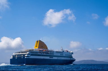 Yunanistan 'ın Ege Denizi' ndeki Santorini adası yakınlarındaki bir yolcu gemisinde. İskeleye giden feribot. Deniz yoluyla ulaşım.