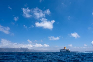 Yunanistan 'ın Ege Denizi' ndeki Santorini adası yakınlarındaki bir yolcu gemisinde. İskeleye giden feribot. Deniz yoluyla ulaşım.