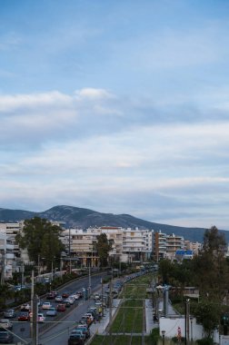 Atina, Yunanistan şehir manzarası. Karayolu ve deniz kıyısının en üst manzarası. Şehir mimarisi. Arkaplanda dağlar.