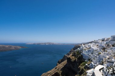 Thira 'nın manzaralı şehri. Tepedeki şehir. Beyaz mimari. Santorini Adası, Yunanistan. Lüks turizm. Caldera deniz manzarası.