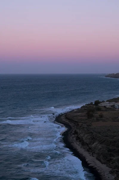 夕暮れ時のサントリーニ島の海岸の風景 青の時間だ 上からの眺め 夕日の空 — ストック写真