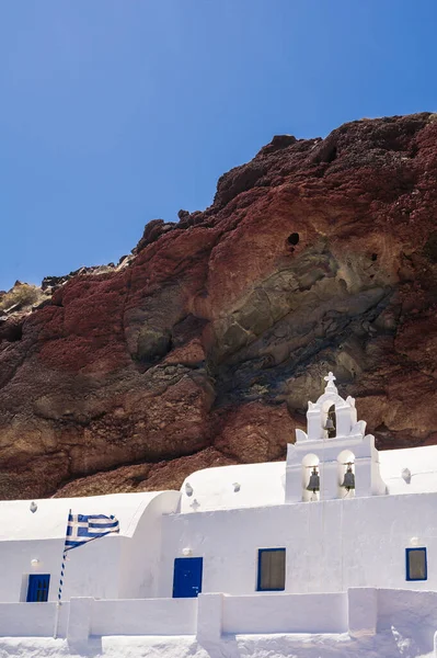 Белая Церковь Колокольней Голубыми Дверями Подножия Красной Скалы Традиционная Ортодоксальная — стоковое фото