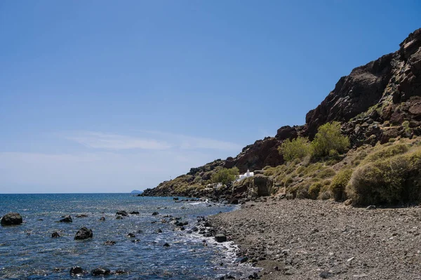 Landschap Van Zwarte Stenen Egeïsche Zee Steen Bij Water Blauwe — Stockfoto