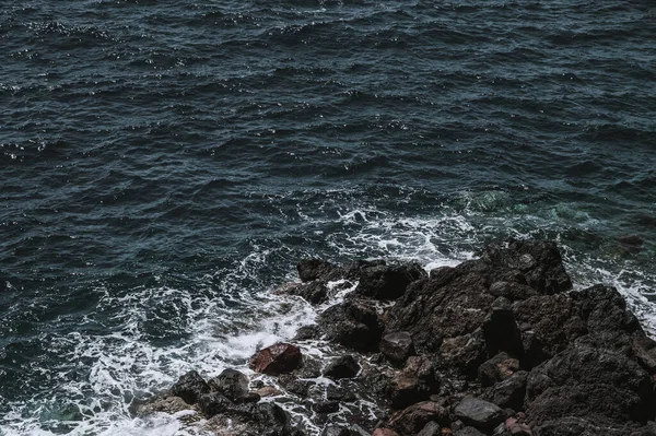 海の石のビーチ 波と岩の上からの眺め 接近中だ 自然背景 — ストック写真