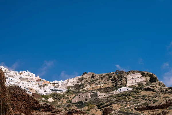 Utsikt Från Havet Oia Uppför Kullen Santorini Grekland Vit Stadsarkitektur — Stockfoto