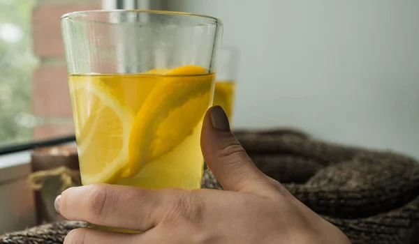Крупный План Руки Держит Стакан Горячего Витаминового Чая Лимоном Апельсином — стоковое фото