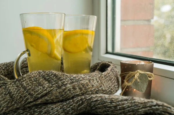 Een Paar Glazen Met Hete Vitamine Groene Thee Met Citroen — Stockfoto