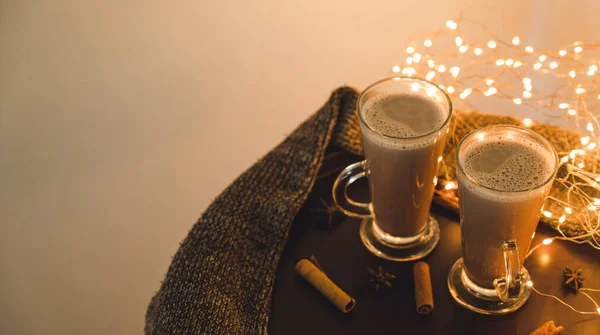 一对夫妇热可可饮料在棕色的桌子上的眼镜的俯瞰 热巧克力 织围巾 丁香肉桂和八角茴香领灯花环 — 图库照片