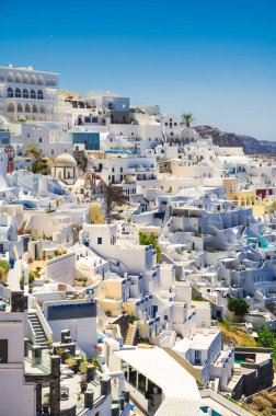 Thira 'nın manzaralı şehri. Tepedeki şehir. Beyaz mimari. Santorini Adası, Yunanistan. Lüks turizm.