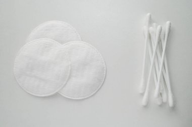 Pamuk pedleri ve pamuklu bezleri yakın çekim. Yukarıdan yukarıdan bir görüntü. Beyaz arkaplan.