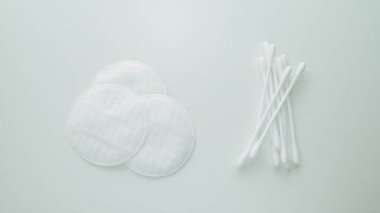 Pamuk pedleri ve pamuklu bezleri yakın çekim. Yukarıdan yukarıdan bir görüntü. Beyaz arkaplan.