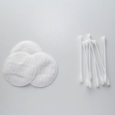 Pamuk pedleri ve pamuklu bezleri yakın çekim. Yukarıdan yukarıdan bir görüntü. Beyaz arkaplan.