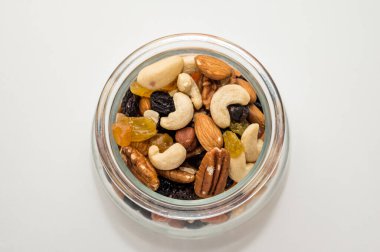 Fındık, şekerli meyve, cam kasede kurutulmuş böğürtlen. Sağlıklı vejetaryen yemekleri. Kaju, Brezilya fındığı, kuru üzüm.