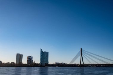 Şehir mimarisi ve Daugava nehri üzerindeki köprü. Riga, Letonya Şehir Manzarası.