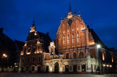 Riga 'da gece vakti Aydınlanmış Siyah Kafalar Evi.