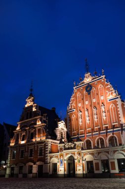 Riga 'da gece vakti Aydınlanmış Siyah Kafalar Evi.