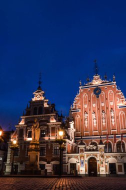 Riga 'da gece vakti Aydınlanmış Siyah Kafalar Evi.