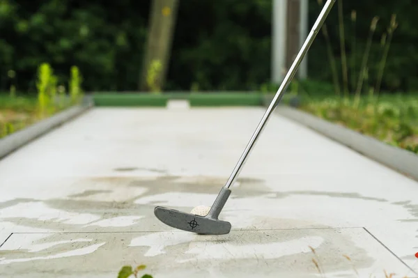 Primer Plano Jugar Mini Golf Bola Blanca Palo Verano Aire — Foto de Stock