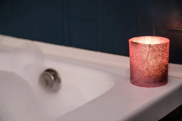 泡風呂の端にろうそくを燃やす 白い泡だ 浴室のインテリア 居心地のよさ — ストック写真
